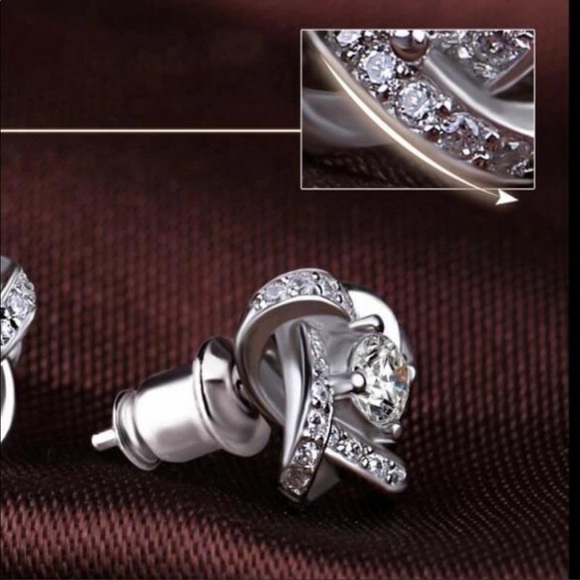 NEW 925 Sterling Silver Diamond Stud Earrings - Picture 6 of 11